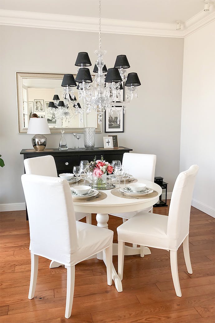 chaises blanches à une table ronde dans un salon glamour