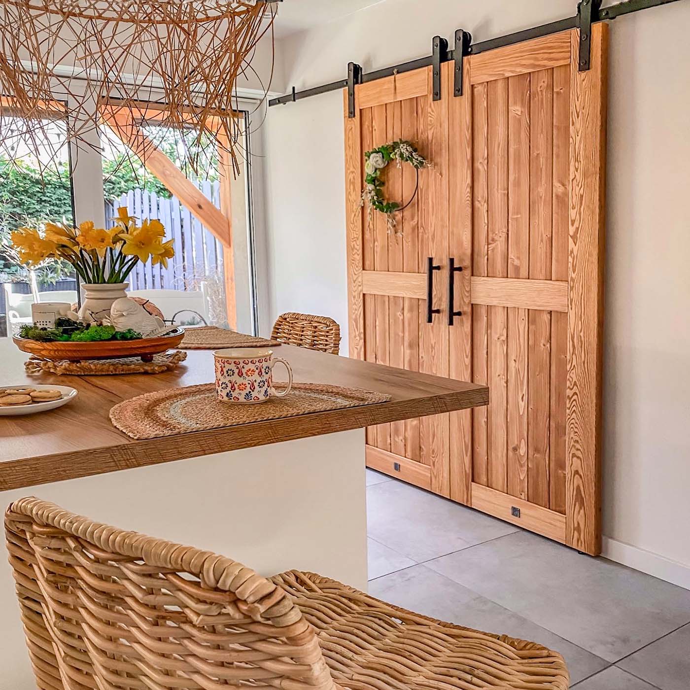 dwuskrzydłowe drzwi przesuwne zamykające wnękę przy kuchni