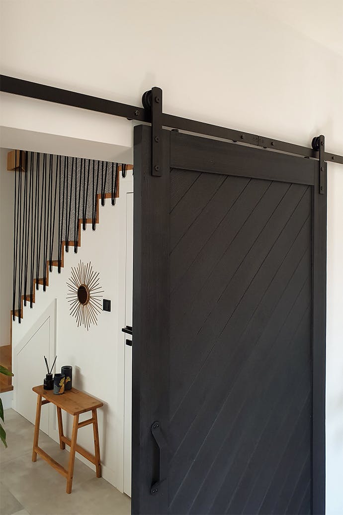 portes coulissantes en bois noir dans le hall