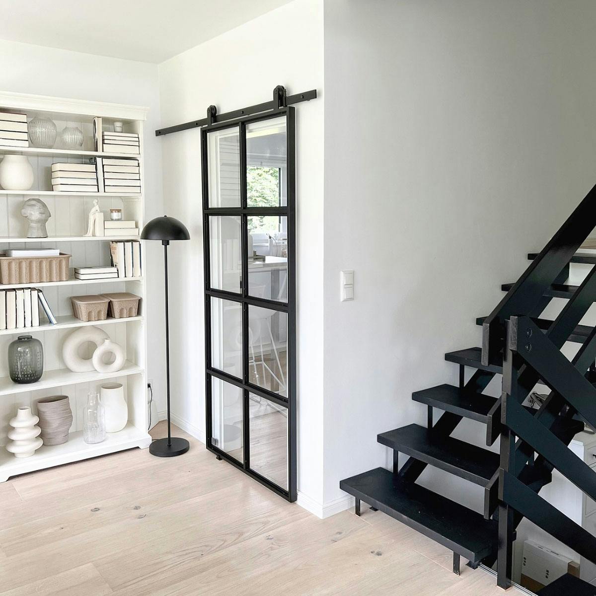 industrialne drzwi przesuwne ze szkłem zamykające wejście do kuchni