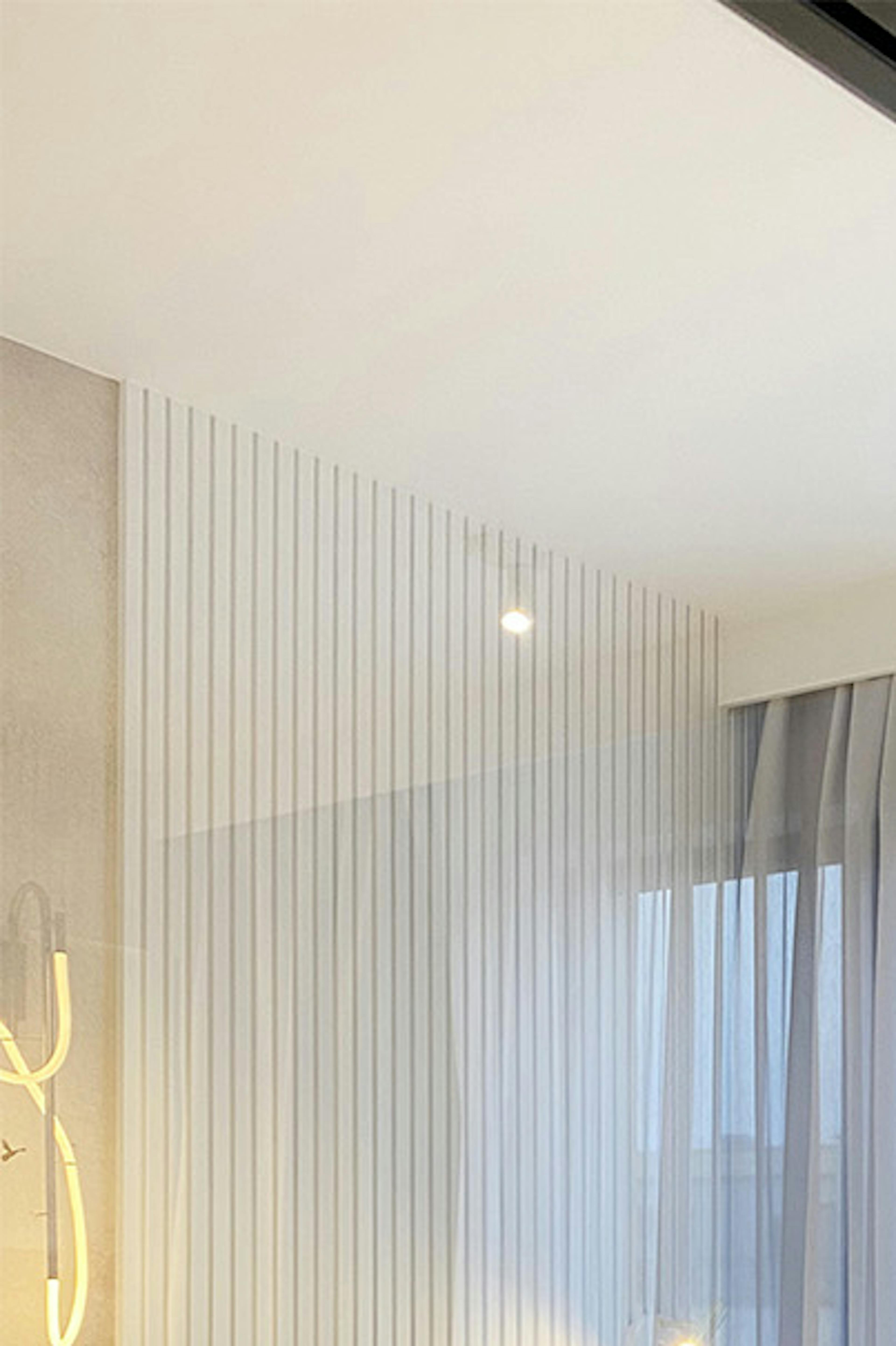 verre transparent dans un cadre en métal noir comme porte coulissante