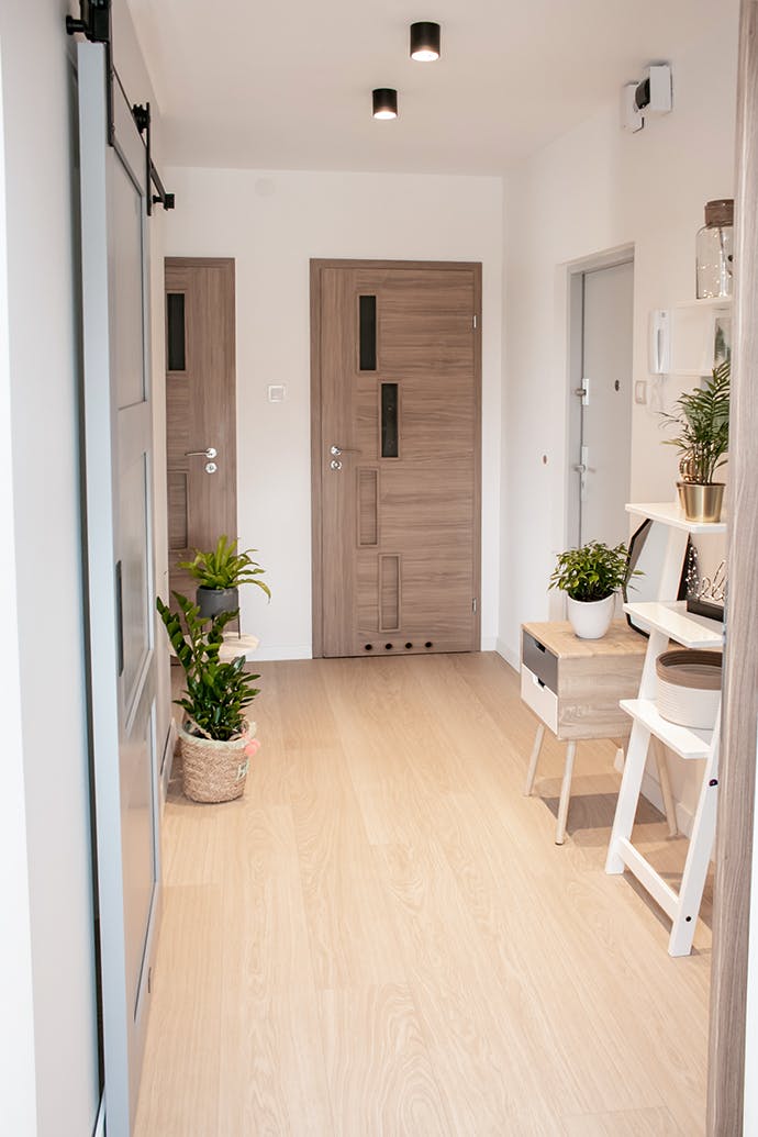 un petit hall avec des portes coulissantes menant à la buanderie