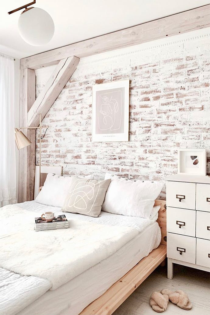 chambre rustique blanche avec des briques blanches et des poutres en bois