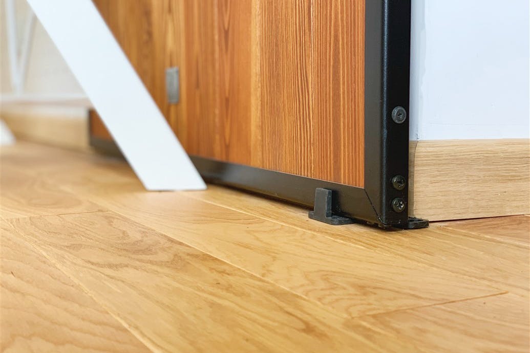 porte en bois loft dans un cadre en métal noir