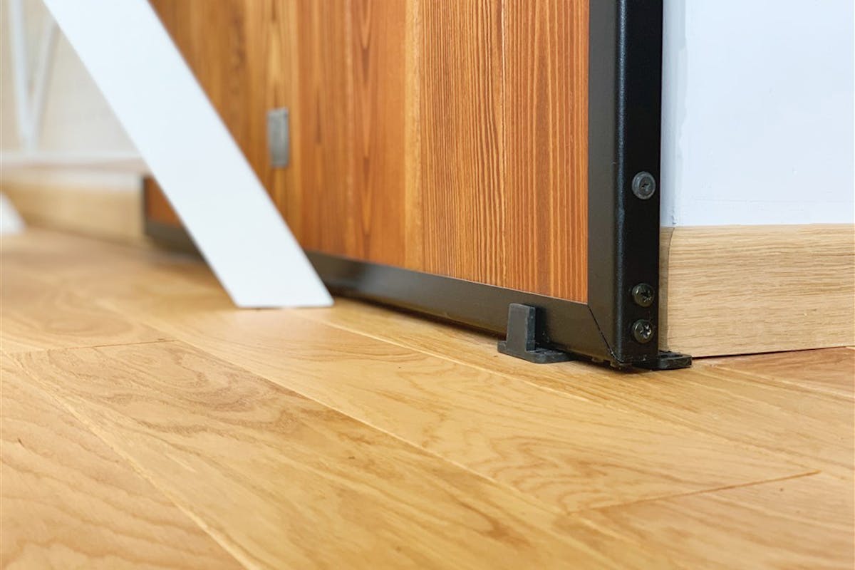 Loft-Türen, Holztüren in einem Metallrahmen, Schiebetür aus Holz und Stahl, Tür aus Kiefern