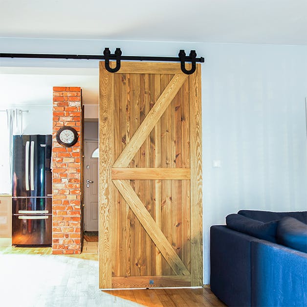 porte en bois rustique, porte coulissante en bois brossé, porte de grange, porte coulissante avec système « fer à cheval », porte coulissante vers la cuisine