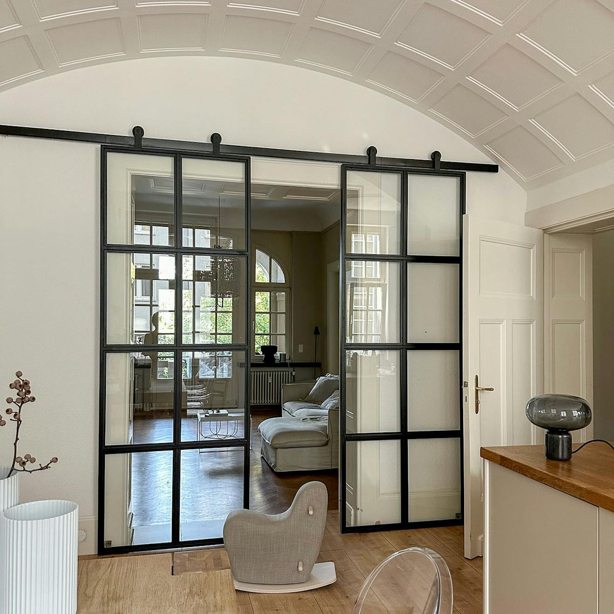 Doppel-Glasschiebetüren führen zum Wohnzimmer in einem alten Mietshaus