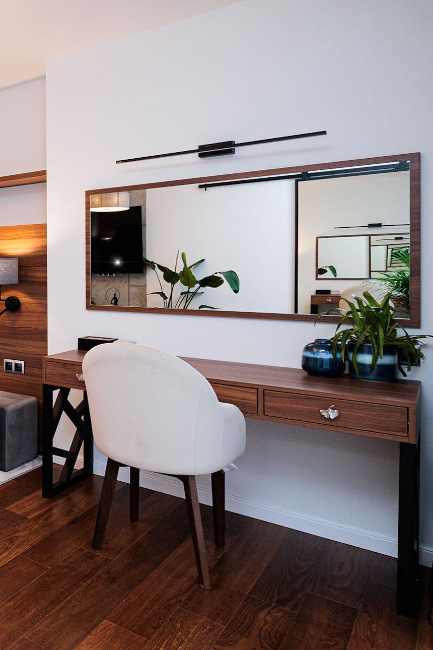 ein großer Spiegel über dem Schminktisch in einem geräumigen Schlafzimmer