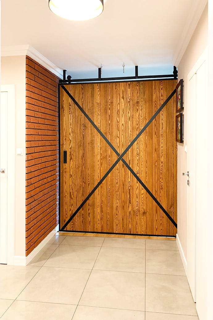 portes coulissantes en bois dans un cadre en acier noir dans l'agencement du hall