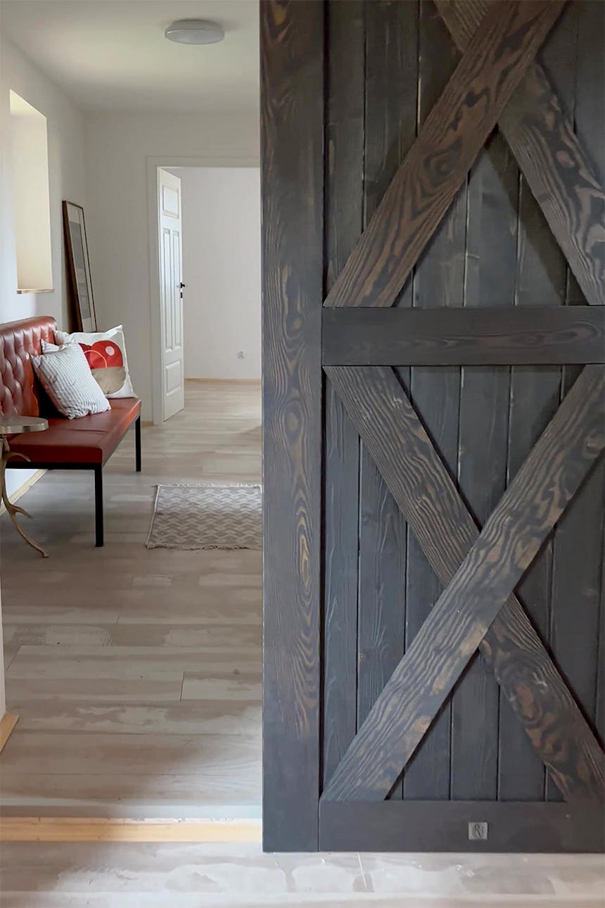 czarne drewniane drzwi z litego drewna