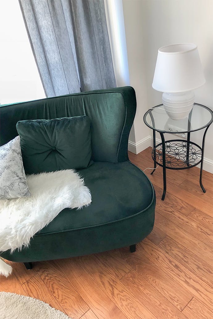 grand fauteuil de couleur vert bouteille