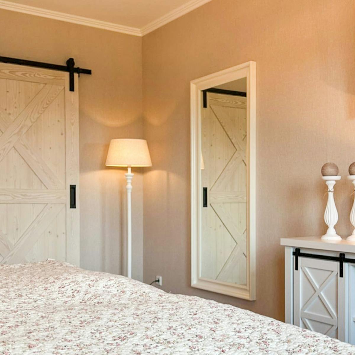 duże lustro w białej ramie i białe drzwi przesuwne w sypialni urządzonej w stylu modern farmhouse