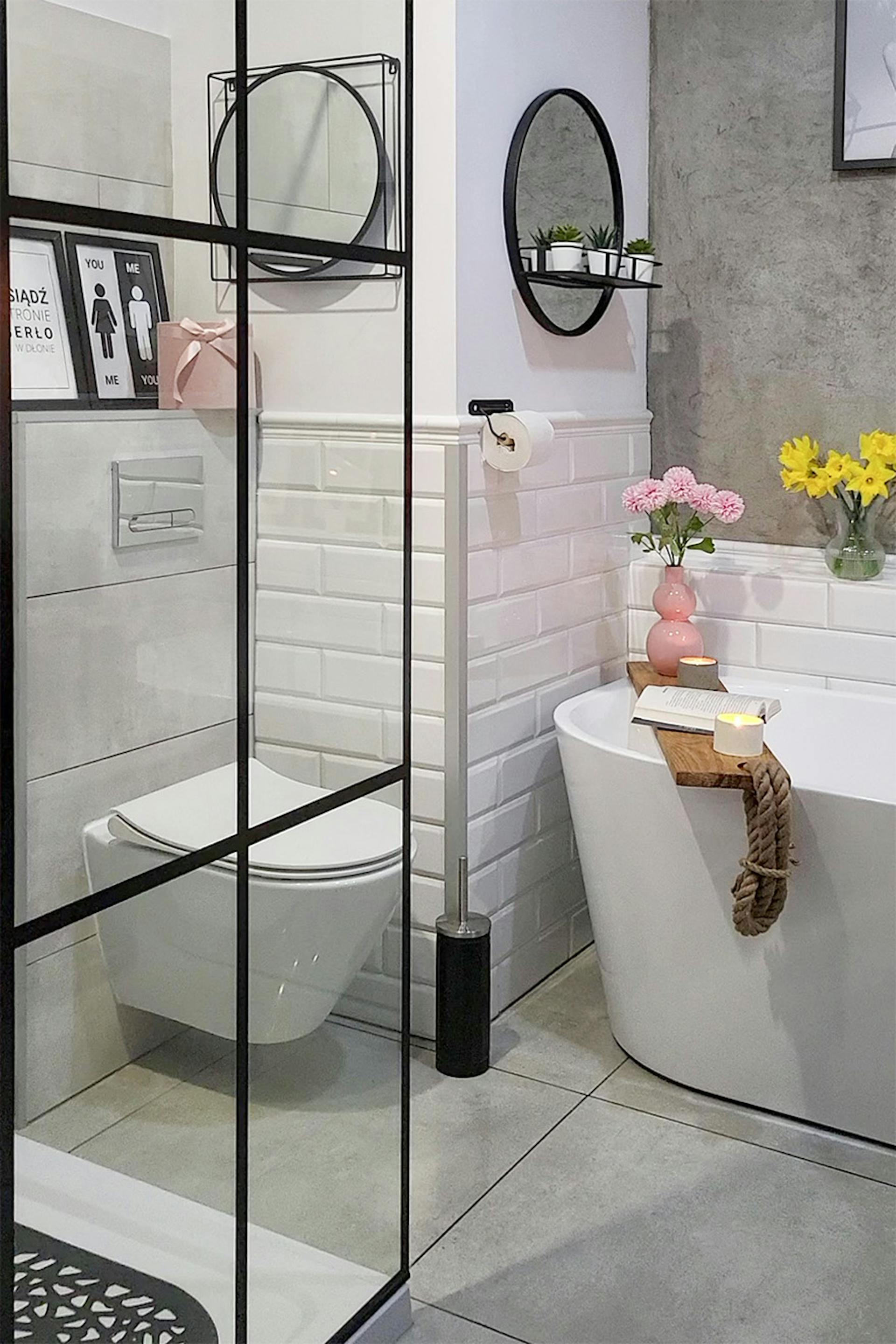 weiß-graues Badezimmer mit Dusche und Badewanne