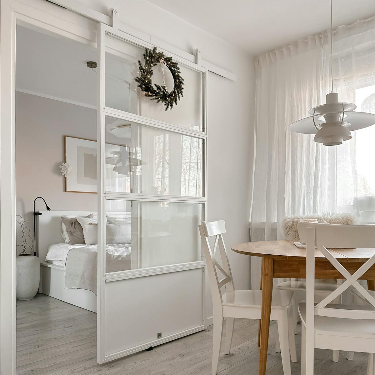 Schiebetüren aus weißem Metall mit transparentem Glas