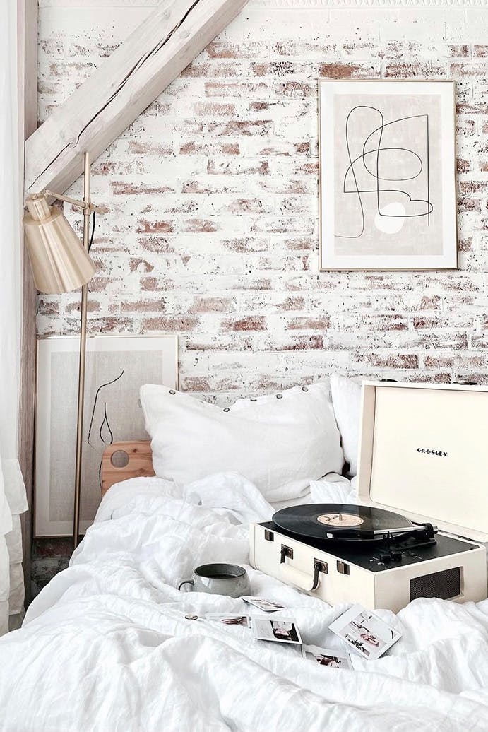 chambre rustique avec mur de briques et poutres en bois