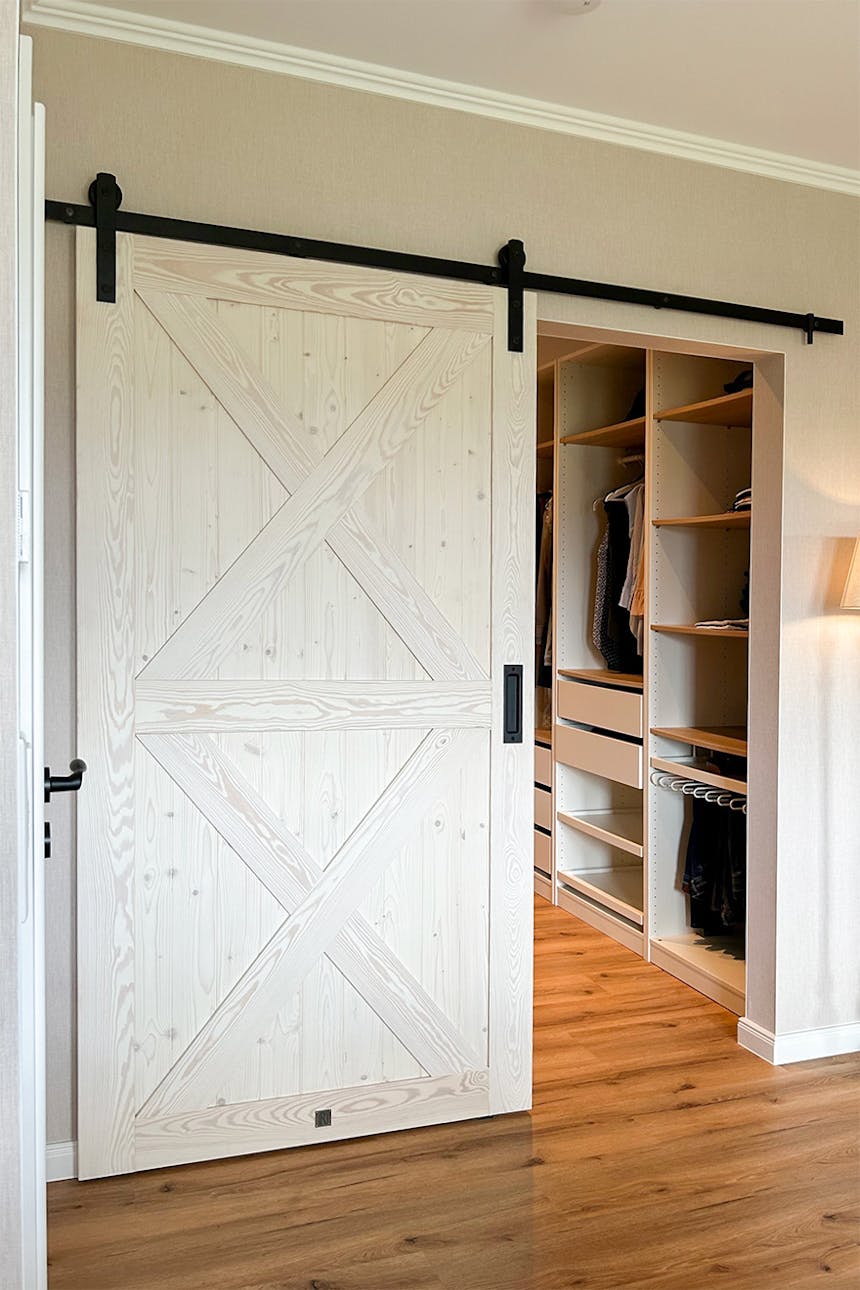 weiße rustikale Schiebetüren zum Ankleidezimmer