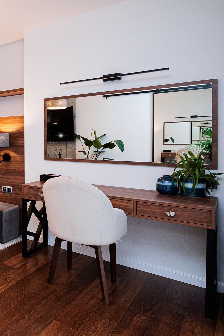 duże lustro nad toaletką w przestronnej sypialni