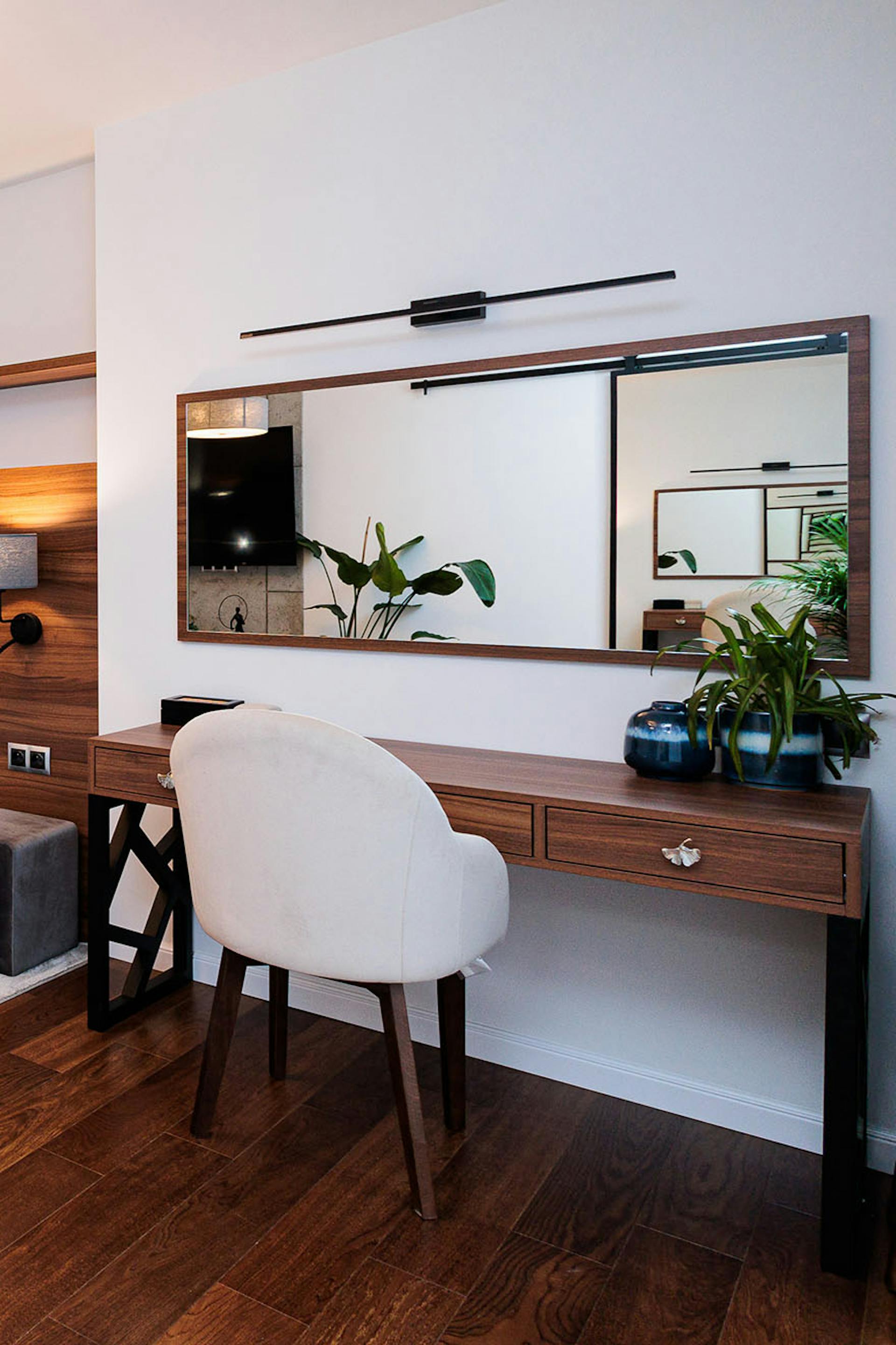 duże lustro nad toaletką w przestronnej sypialni