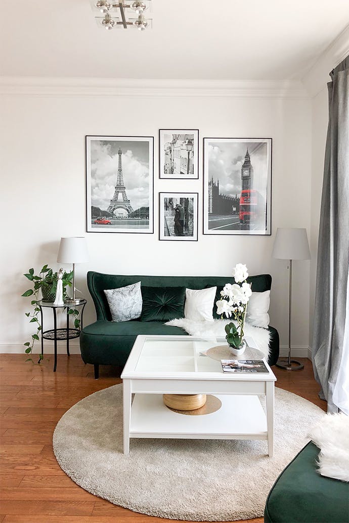 un canapé vert bouteille et une table basse blanche dans un salon glamour