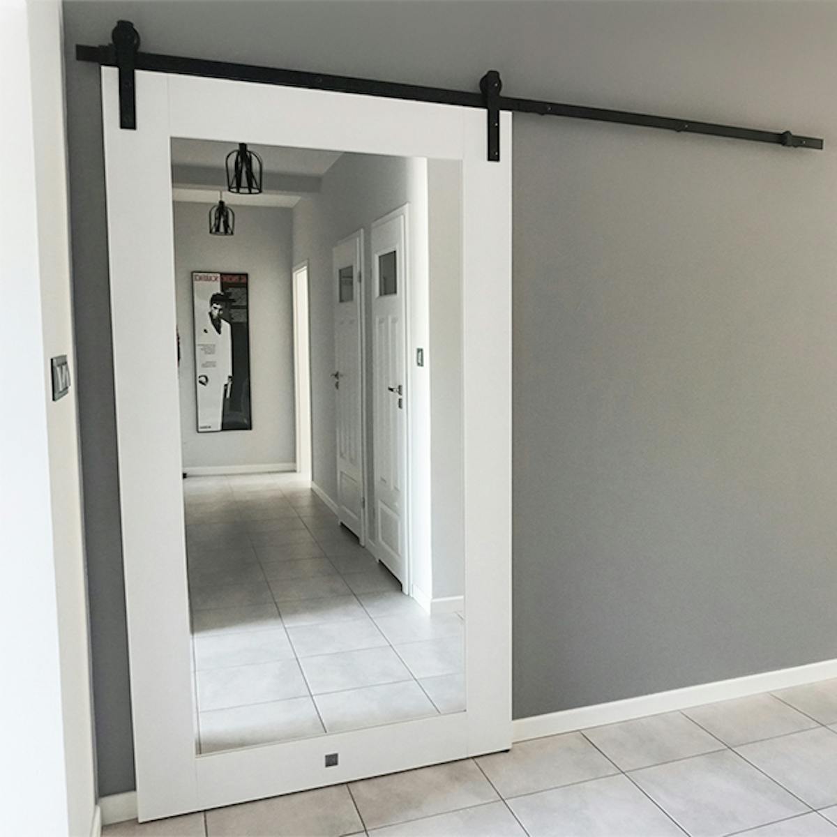 weiße Tür mit Spiegel, Schiebetür mit Spiegel, Schiebetür im Flur, schwarzes Schiebesystem weiß und grau im Innenraum