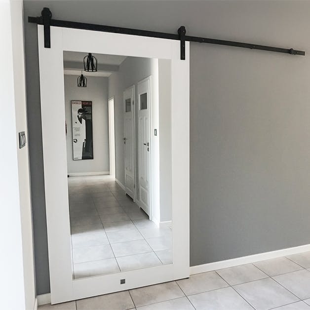 white door with mirror, sliding door with mirror, sliding door in the hallway, black sliding system, white and grey in the interior
