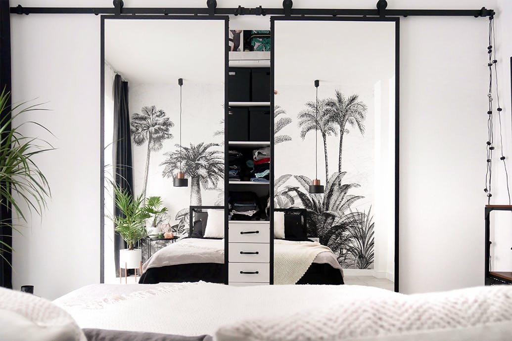 Double porte coulissante avec miroir menant de la chambre au dressing