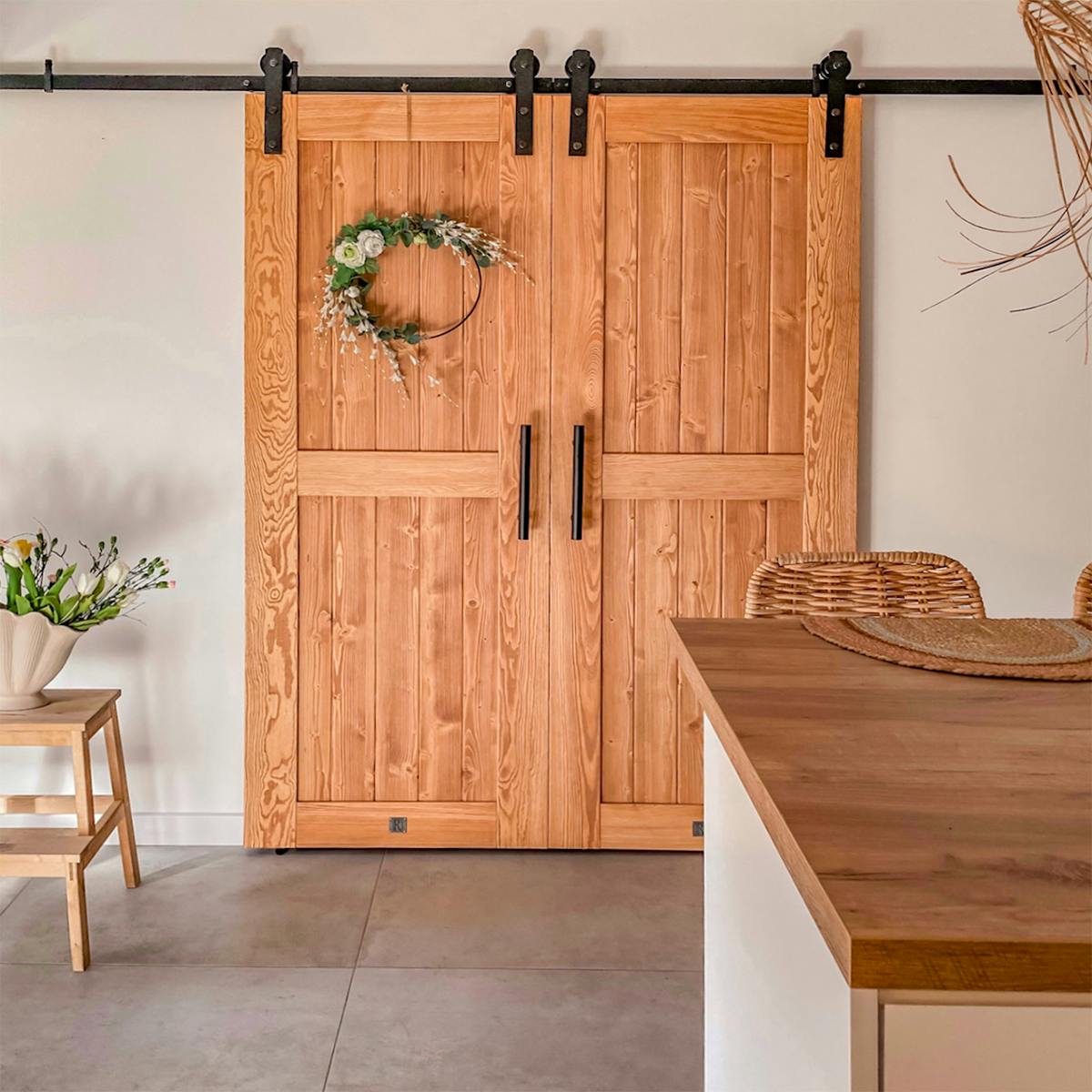 dwuskrzydłowe drzwi przesuwne z litego drewna