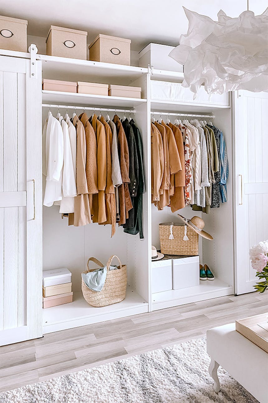 große weiße Kleiderschränke, ein System aus weißen Kleiderschränken und Regalen im Ankleidezimmer, begehbarer Kleiderschrank in Weiß