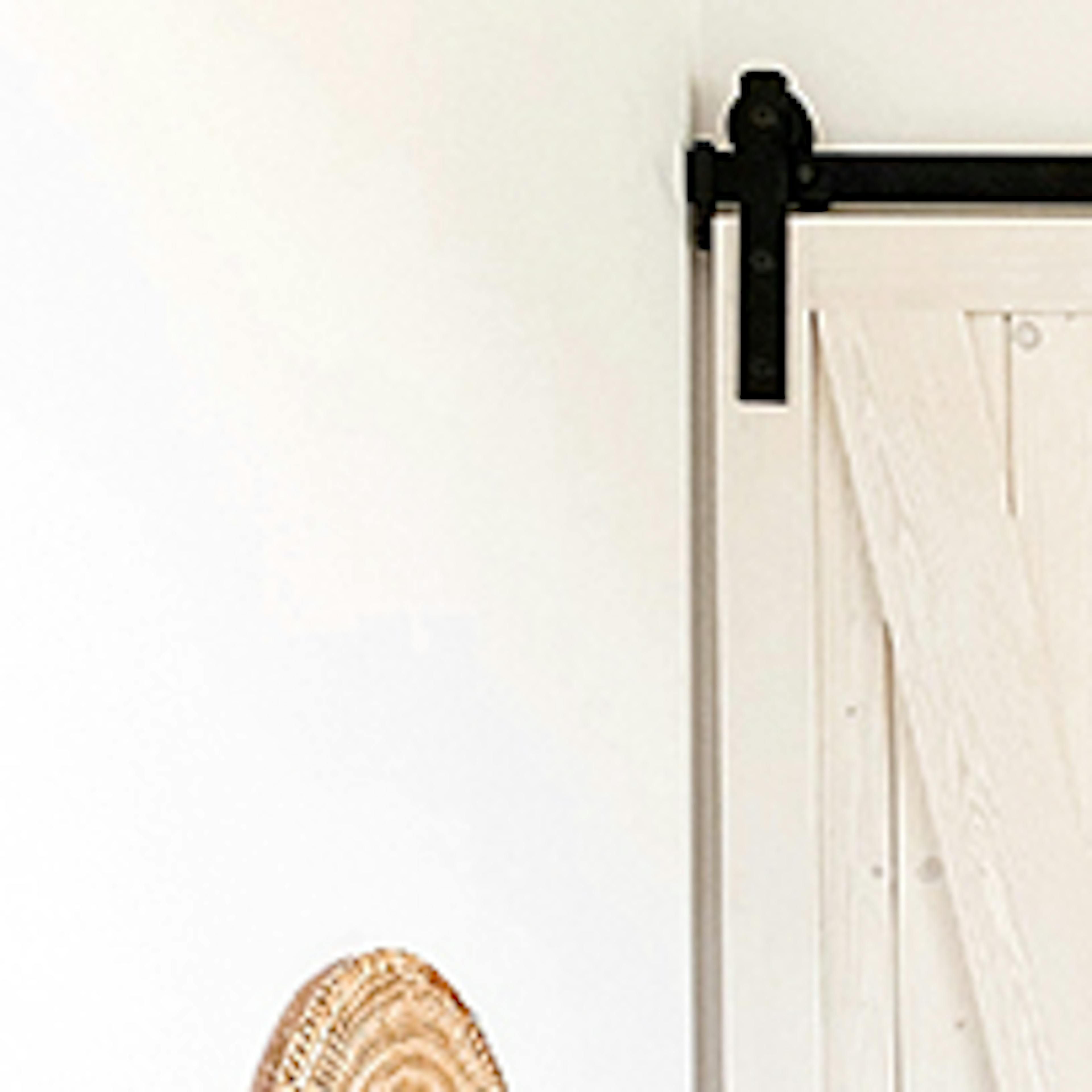 une coiffeuse rustique, une chaise noire et une porte coulissante étroite dans la chambre avec une petite armoire