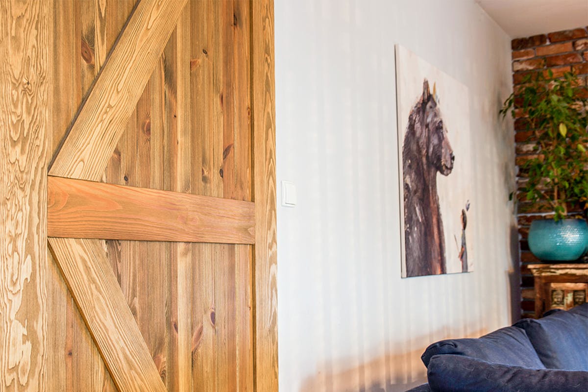 rustikale Holztür, Schiebetür aus gebürstetem Holz, barn door