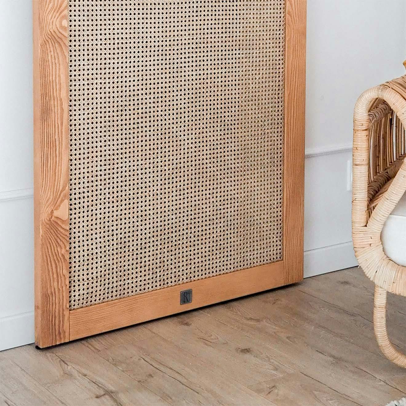 porte en rotin dans un cadre en bois