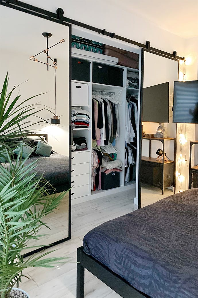 Accès de la chambre au dressing par une double porte coulissante avec miroir