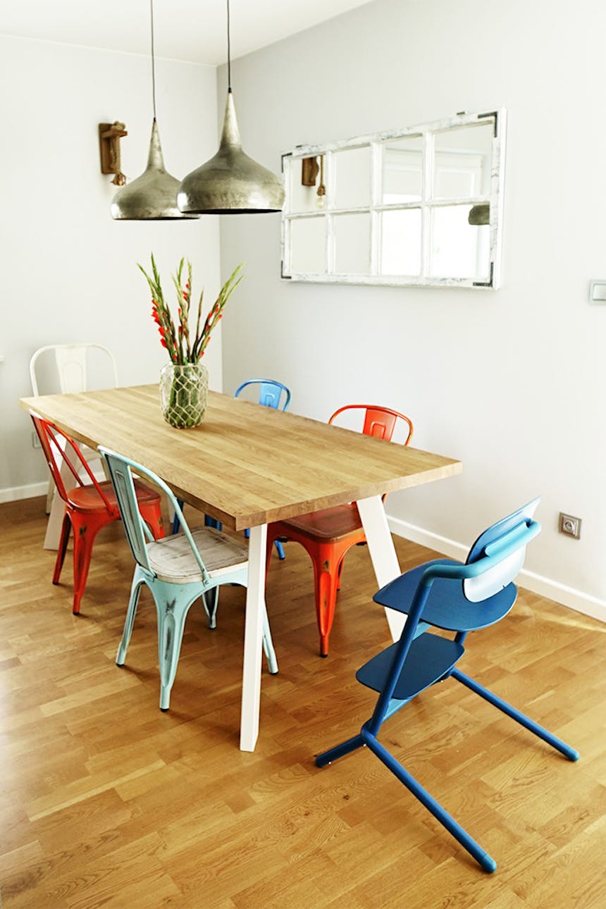 Essecke, Hängelampen für das Wohnzimmer, bunte Esszimmerstühle, hölzerner Esstisch