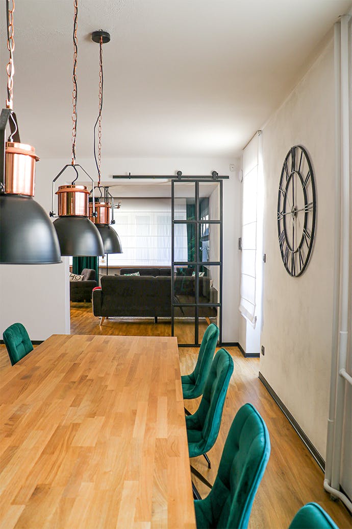 horloge murale métal noir, horloge style industriel, décoration loft, porte métal avec vitre, porte loft, porte coulissante verre métal,