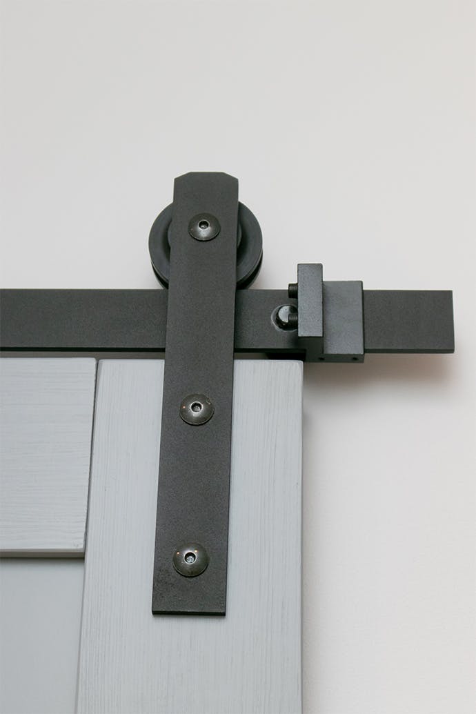système coulissant noir pour portes en bois gris