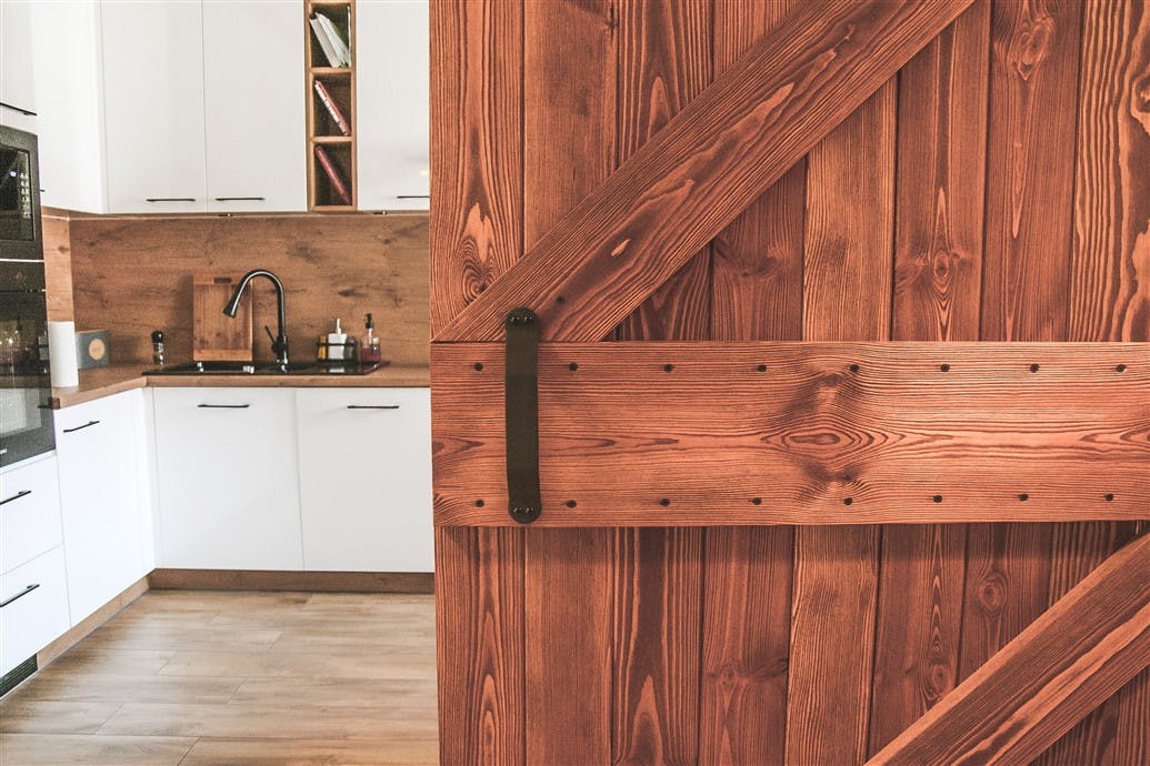 portes coulissantes en bois pour une cuisine style scandinave en bois blanc