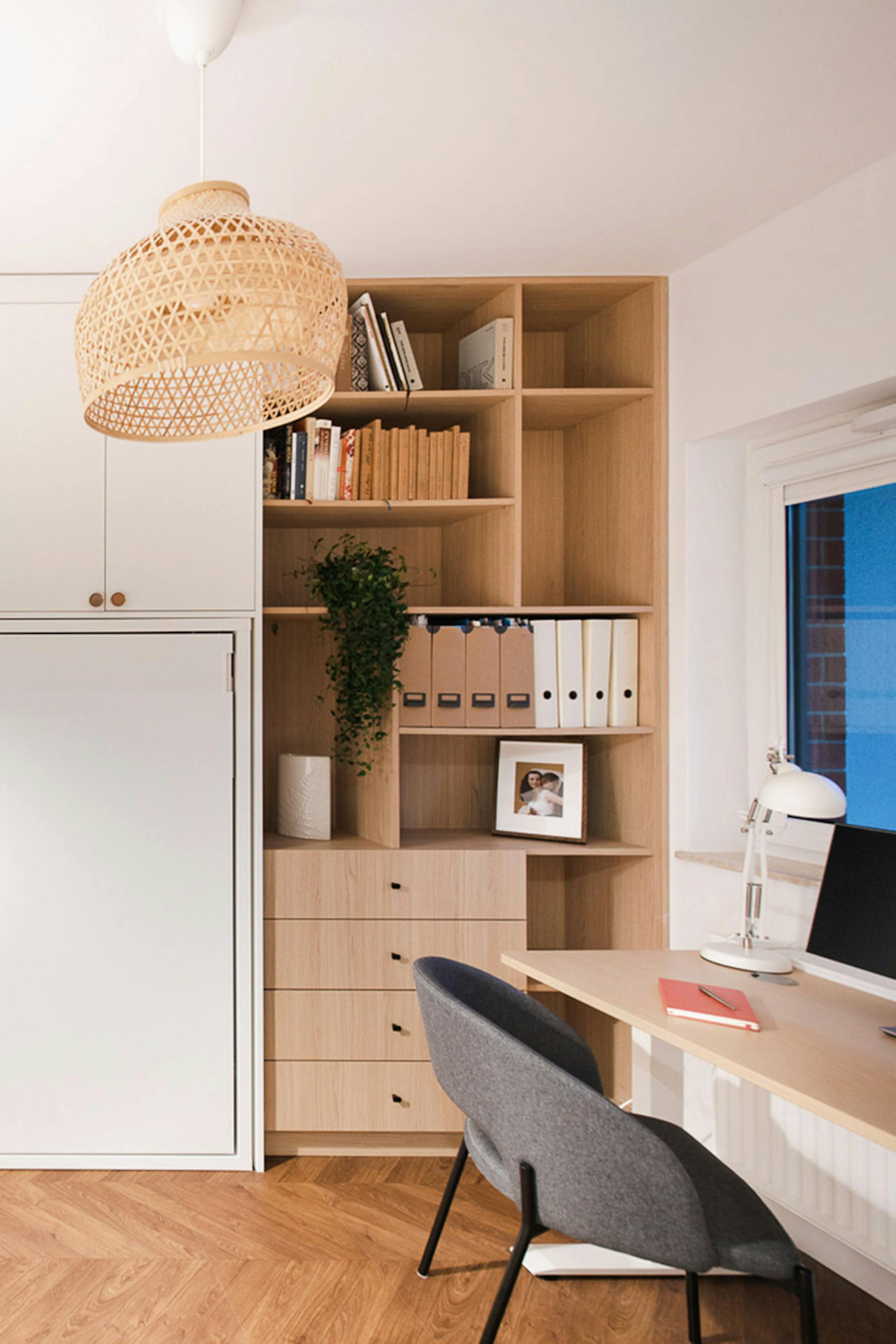 mały kącik do pracy z biurkiem i regałem
