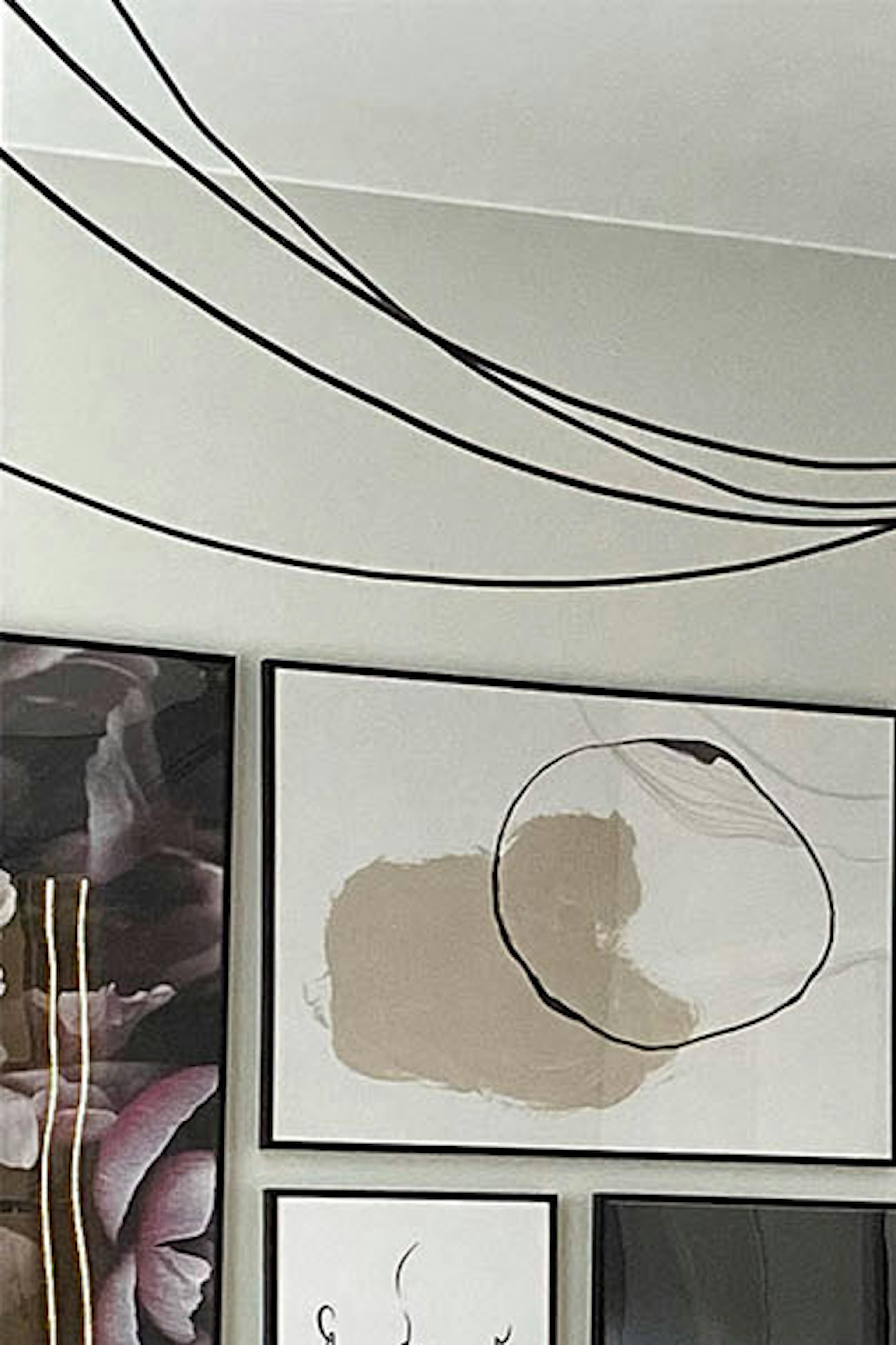 galerie d'affiches sur un mur gris, lampe industrielle accrochant des ampoules dans une petite chambre