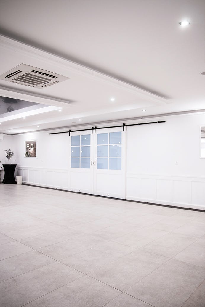 grandes portes coulissantes à deux vantaux en blanc avec verre