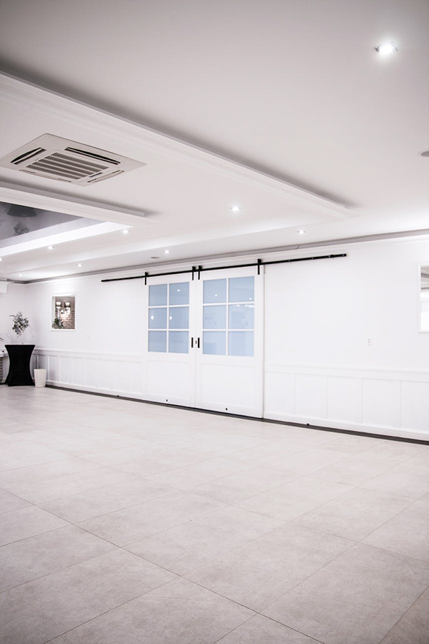 drzwi przesuwne duże, drzwi przesuwne dwuskrzydłowe, drzwi przesuwne z szybą, drzwi przesuwne białe, drzwi drewniane białe z szybą, wejście do sali balowej