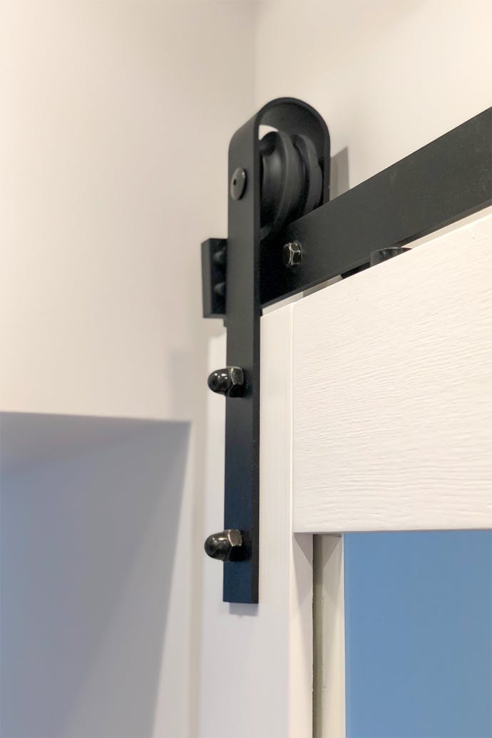 système coulissant noir pour portes en bois blanches
