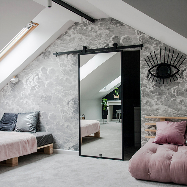 Jugendzimmer, rosa Sofa, grau, Schiebetür Kleiderschrank, Spiegel im Jugendzimmer