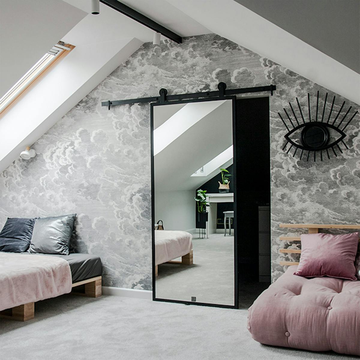 pokój nastolatki, różowa sofa, szarości, przesuwne drzwi do garderoby, lustro w pokoju nastolatki