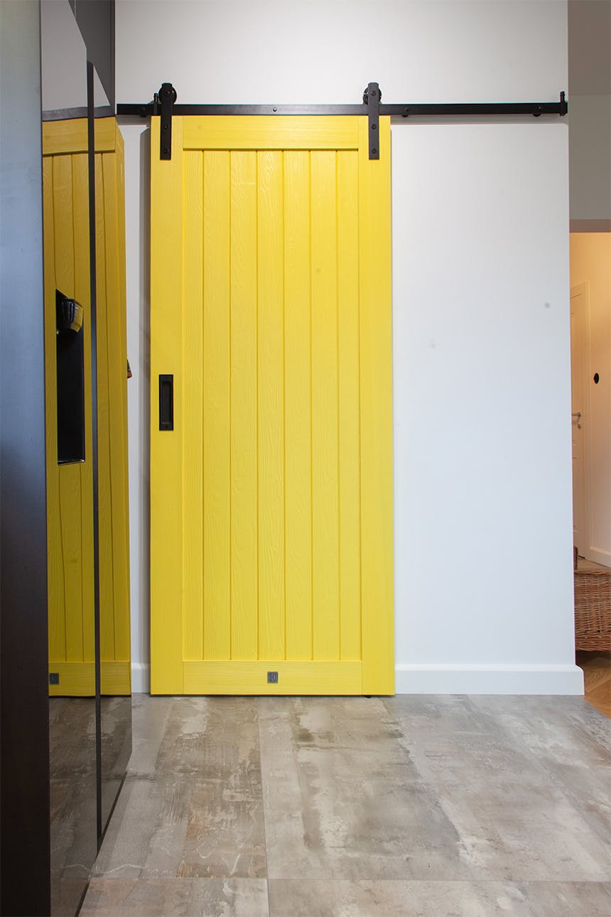 żółte drzwi przesuwne do spiżarni