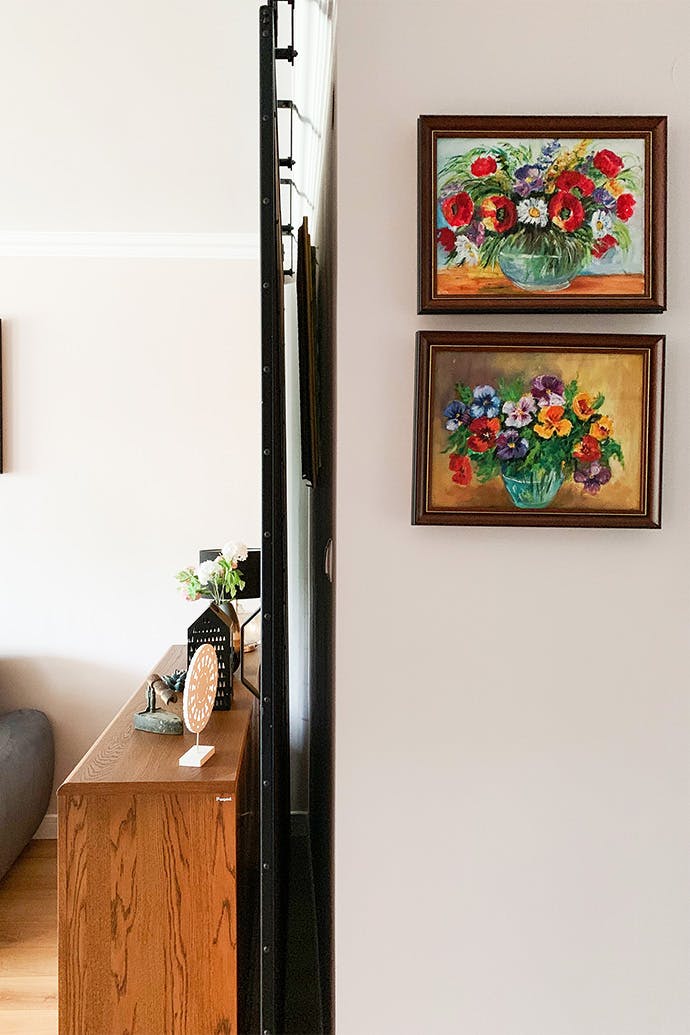 images colorées sur un mur blanc dans le hall