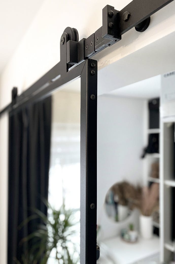 Système coulissant noir pour portes industrielles avec miroir