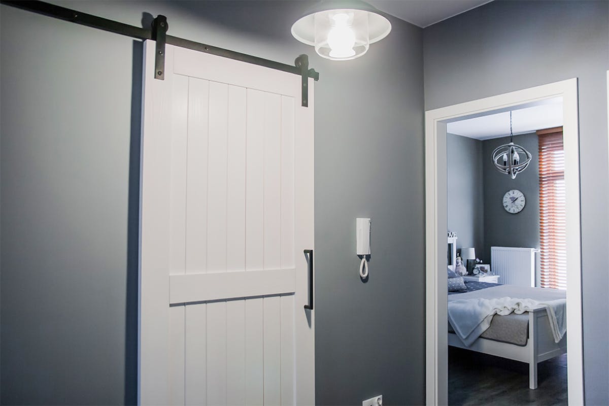 Schiebetür für Waschküche, weiße Schiebetür, Schiebetürsystem, moderner Bauernstil, Wäschetür, Schiebetür im Flur, graue Farben