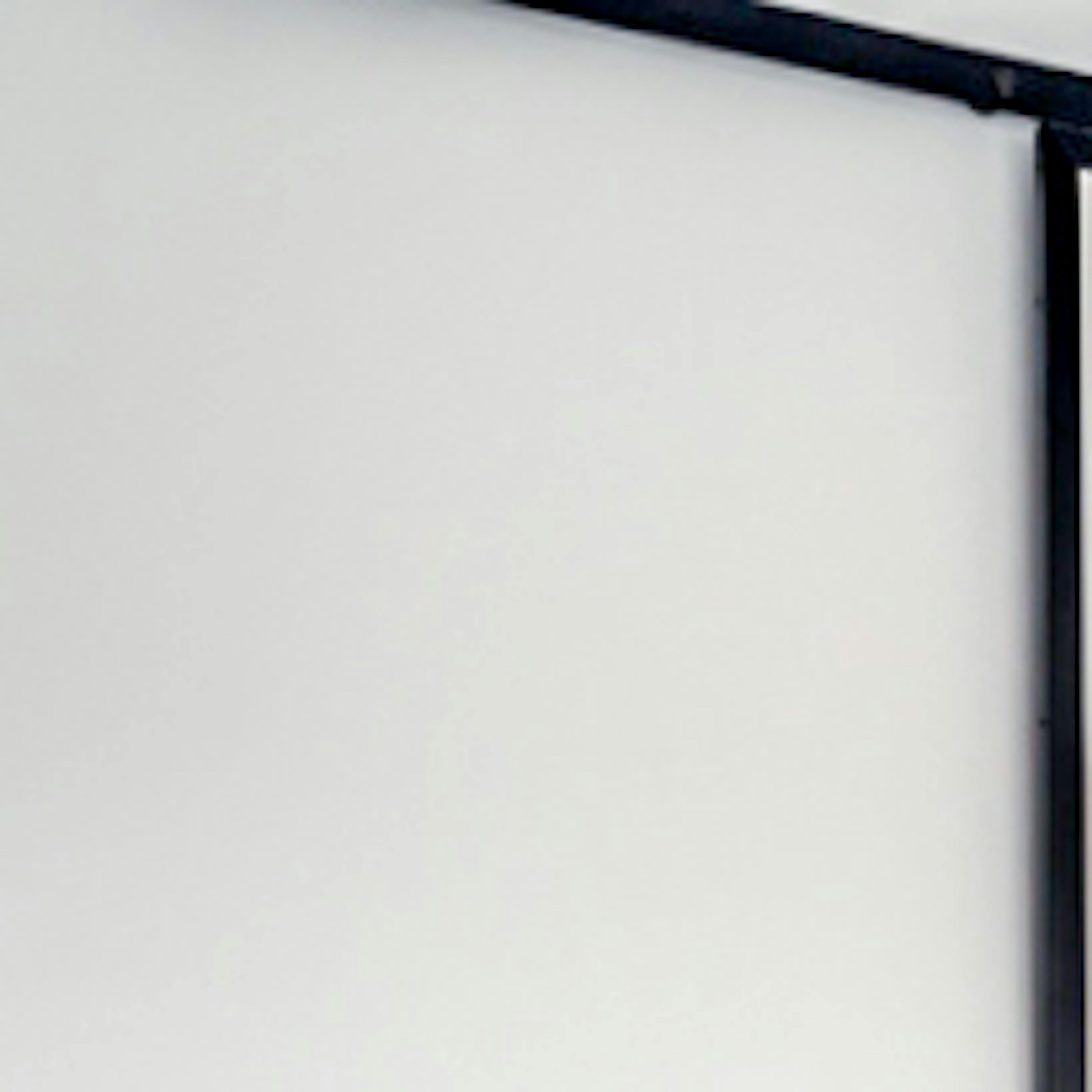 porte coulissante avec un miroir dans un cadre en métal noir fermant le renfoncement dans la chambre