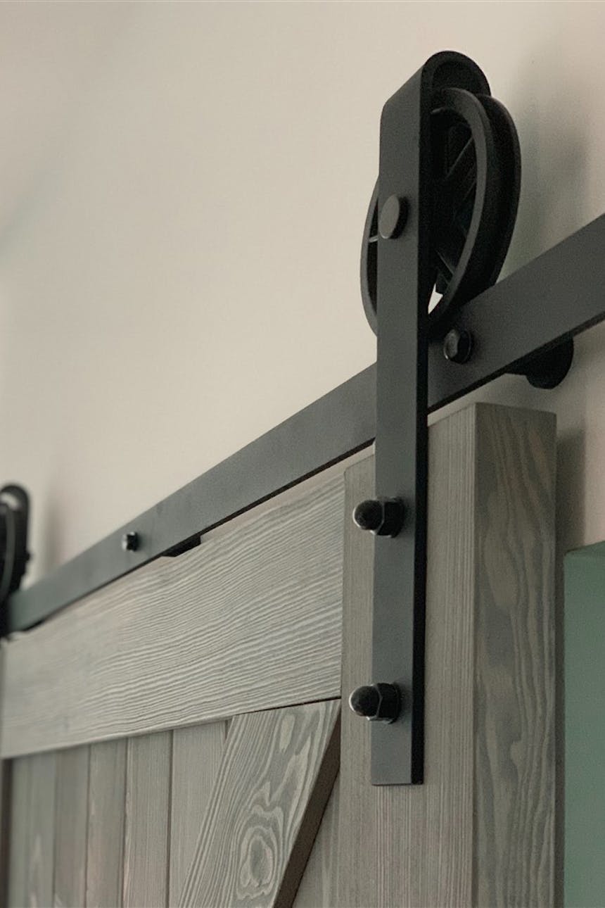 Schiebesystem, Aufhänger für Schiebetüren, Schiebetür holz grau, Führung für Schiebetüren, Rollen für Schiebetüren