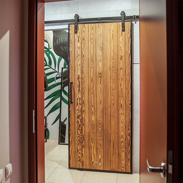 portes coulissantes avec un cadre métallique de style loft pour l'armoire de l'entrée